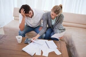 Schulden bringen viele Paare an den Rand der Verzweiflung.